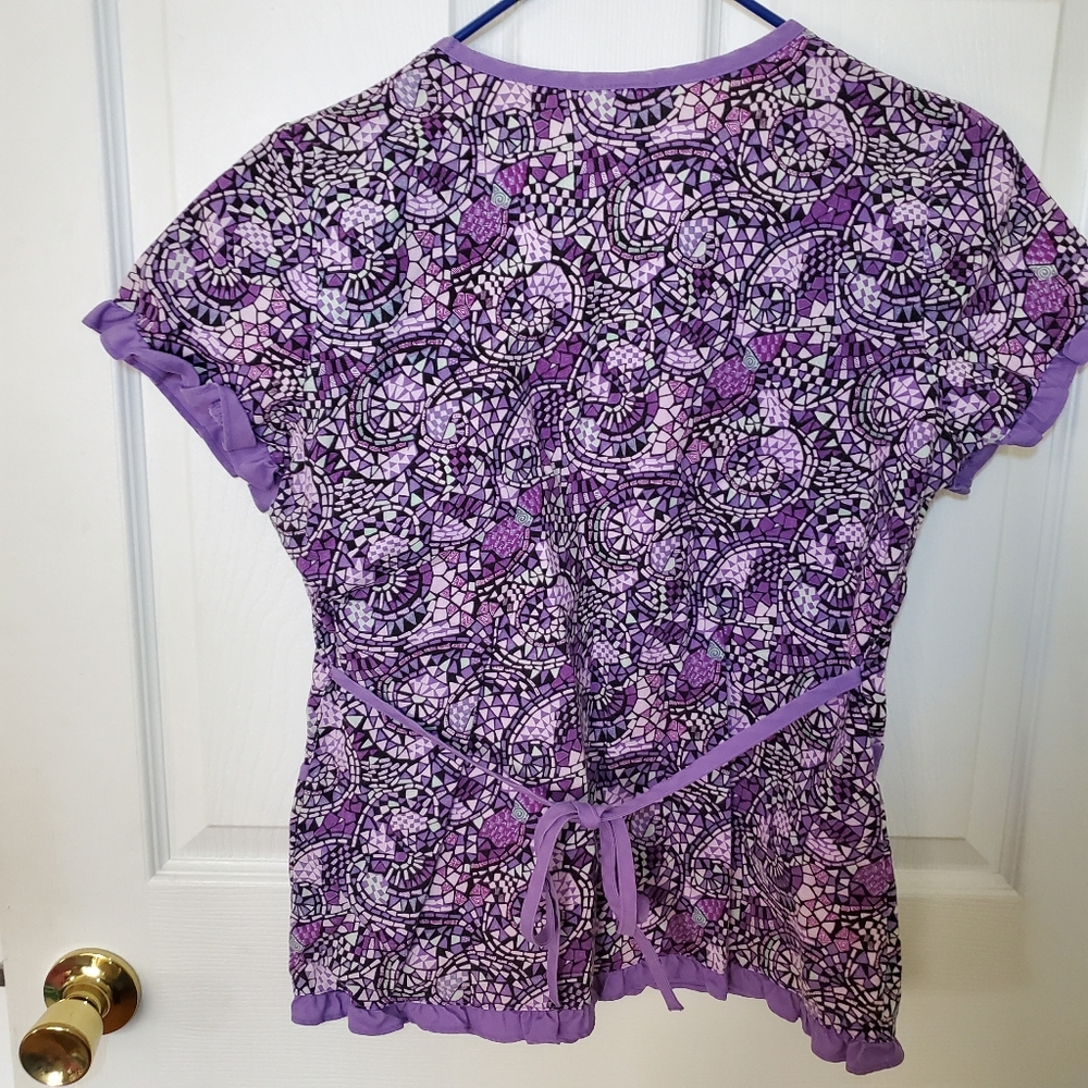 $3/10 Scrub top - Picture 4 of 4